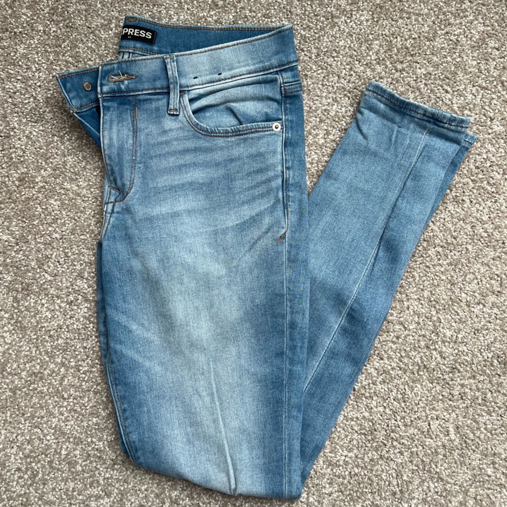 Express Ultimate Stretch Light Wash Mid Rise Legging | 8